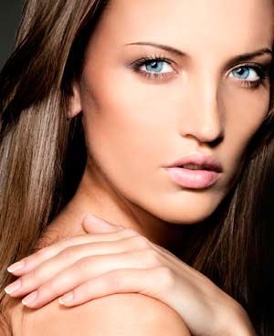 one of the biggest texting tips for guys is that text gives you the opportunity to date women who would be difficult to get otherwise. A beautiful woman looking into your eyes is a possible outcome when you learn these texting tips for guys